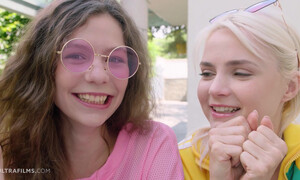 Две молодые русские туристки соблазнили незнакомца на секс втроем